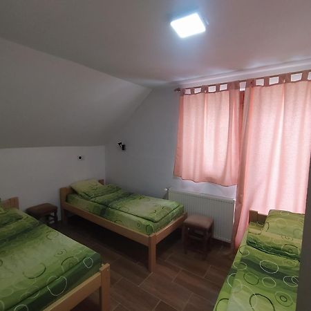 Domacinstvo Kod Gere Acomodação com café da manhã Crni Vrh Quarto foto